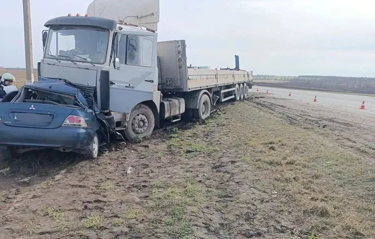 Иномарка расплющилась от удара о грузовик на Кубани: 70-летний водитель погиб