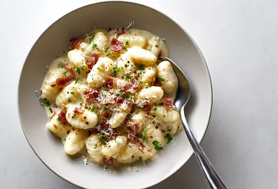 Домашние клецки с сливочно-беконным соусом