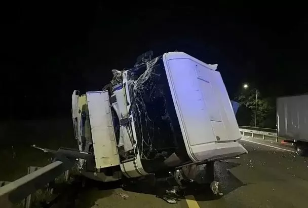 Кабину размотало. Водитель тягача погиб на трассе под Горячим Ключом