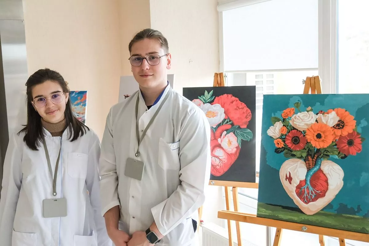 Представители школы юного доктора «Эквилибриум» при КубГМУ посмотрели на здоровье через призму живописи. Представители школы юного доктора «Эквилибриум» при КубГМУ посмотрели на здоровье через призму живописи.