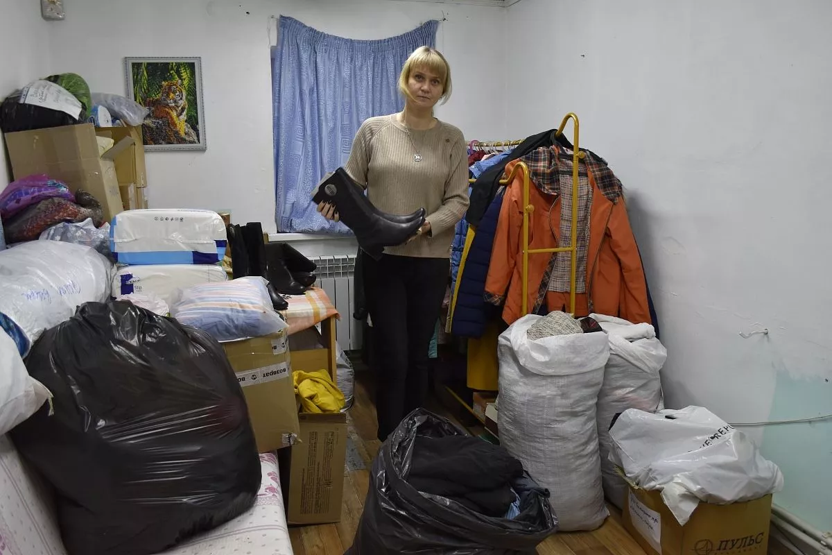 Елена Хмелевская перебирает вещи, которые принесли неравнодушные жители.