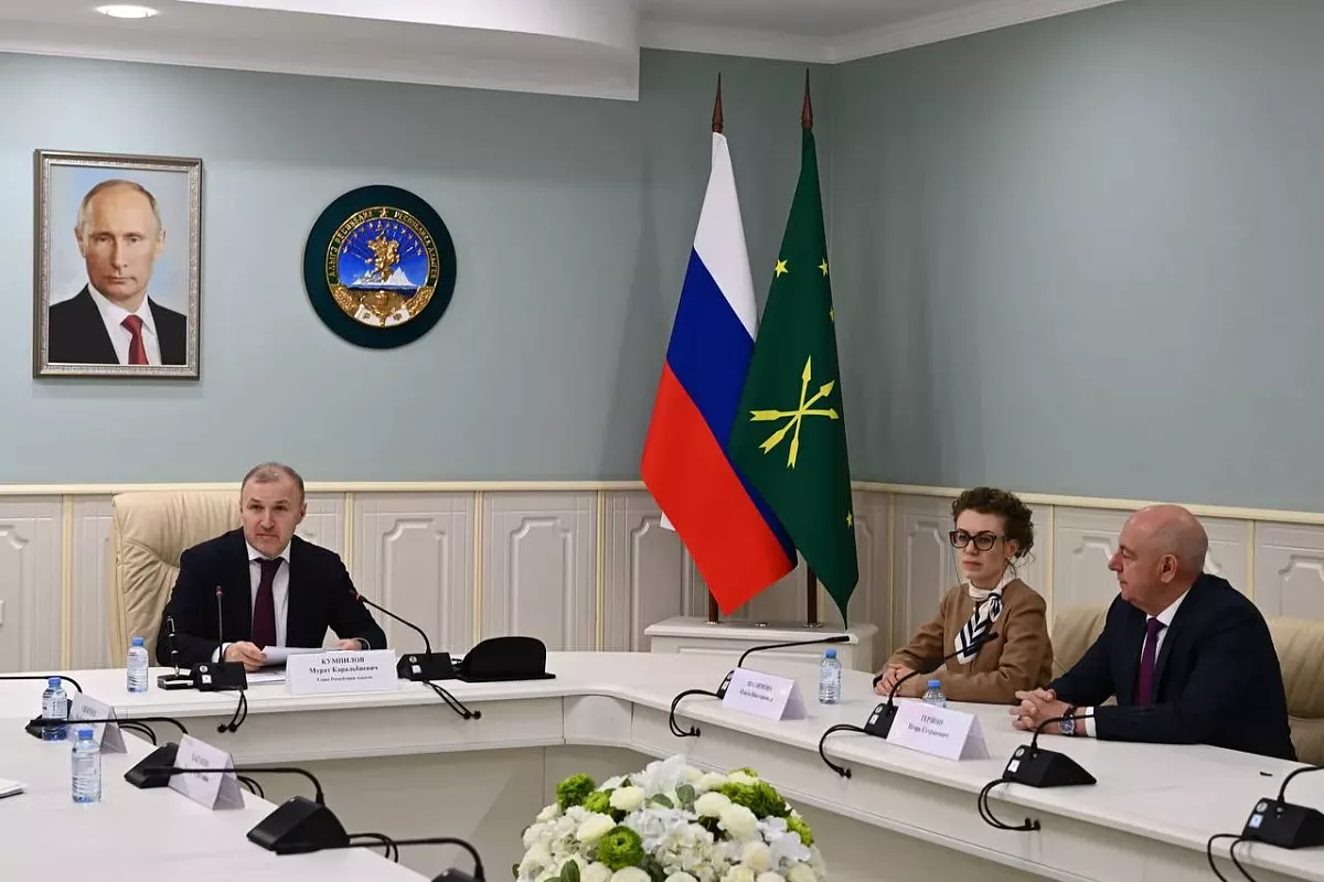 Руководитель представительства МИД России в Краснодаре Ольга Шалимова и советник Игорь Терзиян встречаются с главой Республики Адыгея Муратом Кумпиловым.