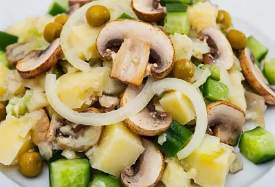 Оливье без яиц и колбасы: пост – это не повод отказываться от самого новогоднего салата