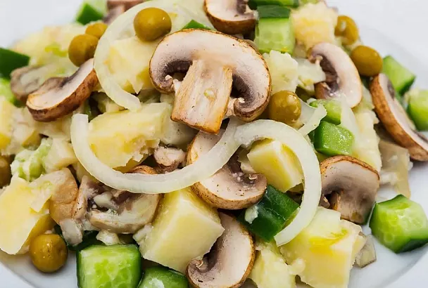 Оливье без яиц и колбасы: пост – это не повод отказываться от самого новогоднего салата