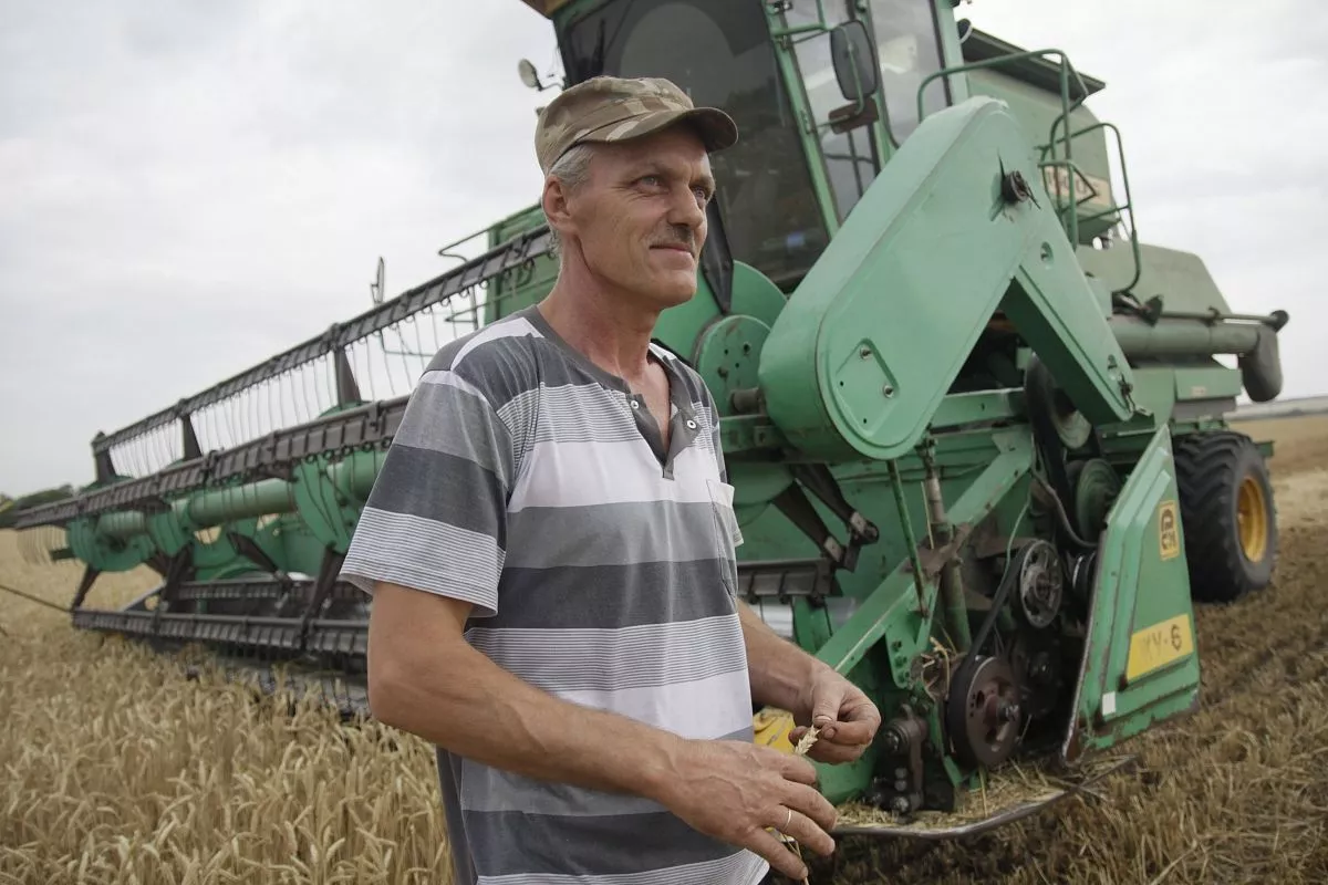 Комбайнер Александр Кулик – один из передовиков уборочного соревнования среди работников КФХ Василия Генералова. Комбайнер Александр Кулик – один из передовиков уборочного соревнования среди работников КФХ Василия Генералова.