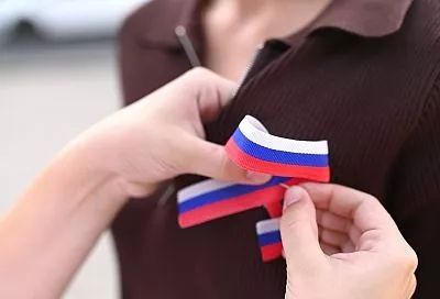 Ленточки триколора раздают в Краснодаре ко Дню Государственного флага России: где их получить