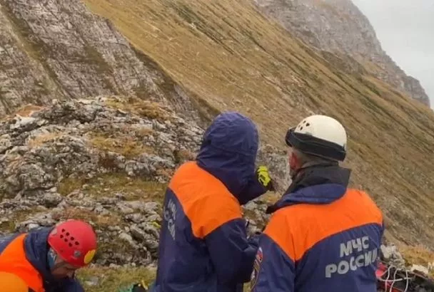 Работы по эвакуации туристов со склона горы Фишт в Адыгее продолжаются