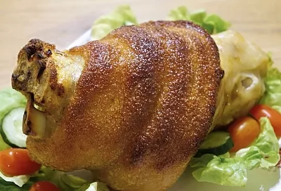 Готовим кулинарный шедевр всего за 100 рублей! Секрет приготовления в духовке свиной рульки, мясо которой будет таять во рту