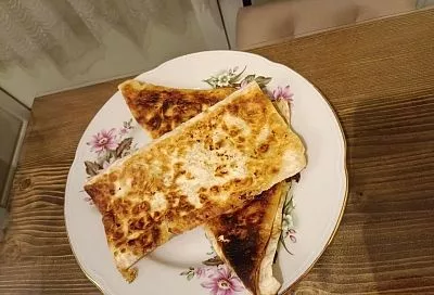 Идеальная самса с сыром из тонкого лаваша за 15 минут: рецепт, который легко повторит даже ребенок