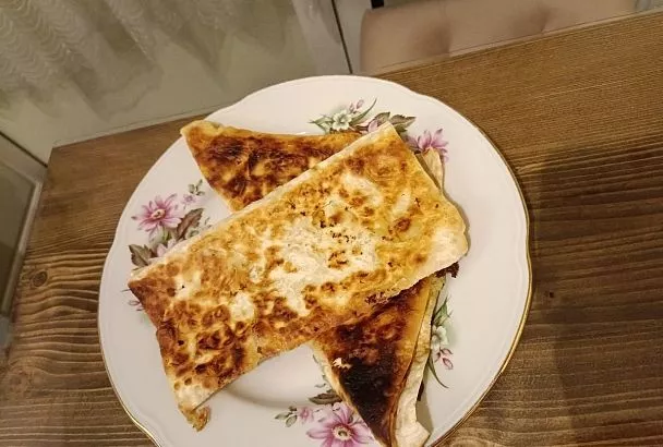 Идеальная самса с сыром из тонкого лаваша за 15 минут: рецепт, который легко повторит даже ребенок