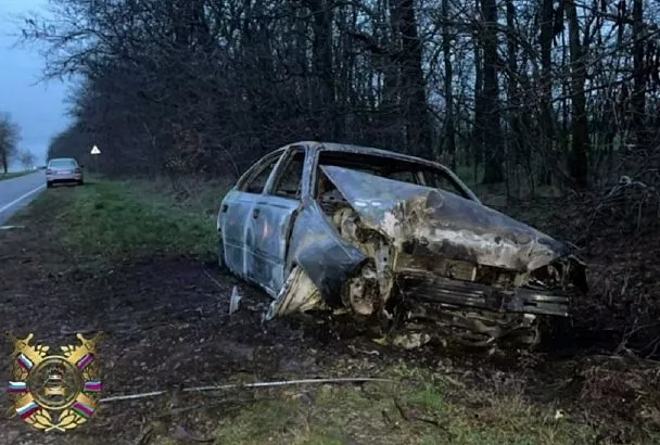 Водитель сгорел в легковушке, врезавшись в дерево на Кубани