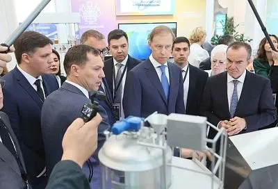Денис Мантуров оценил разработки ученых Краснодарского края на выставочной экспозиции форума «Биопром» в Геленджике