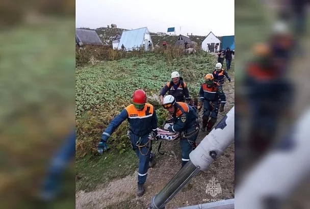 Спасатели эвакуировали на вертолете с Черкесского перевала сочинца с сердечным приступом 