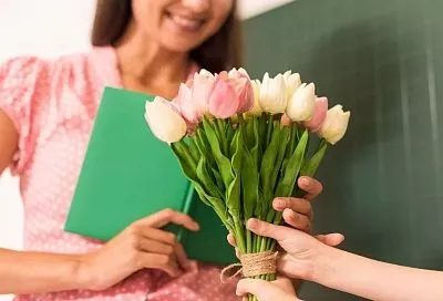 Краснодарцы рассказали, сколько готовы потратить на подарки на подарки ко Дню учителя