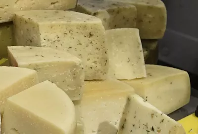 Более центнера санкционных сыров, колбас и консервов из Европы изъяли из оборота в Краснодаре 