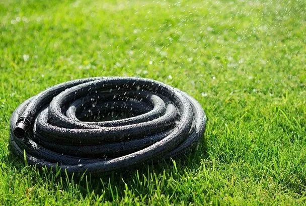 Старые шланги не выбрасываю: из них можно сделать много полезных вещей