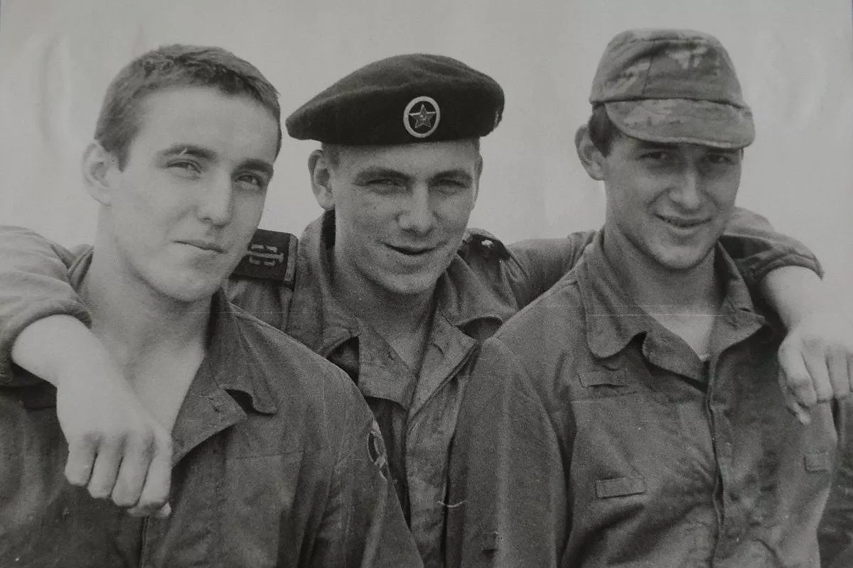 Арсений Крицкий (в центре) с «Халуай» на совместных учениях на Русском острове, 1987 г.