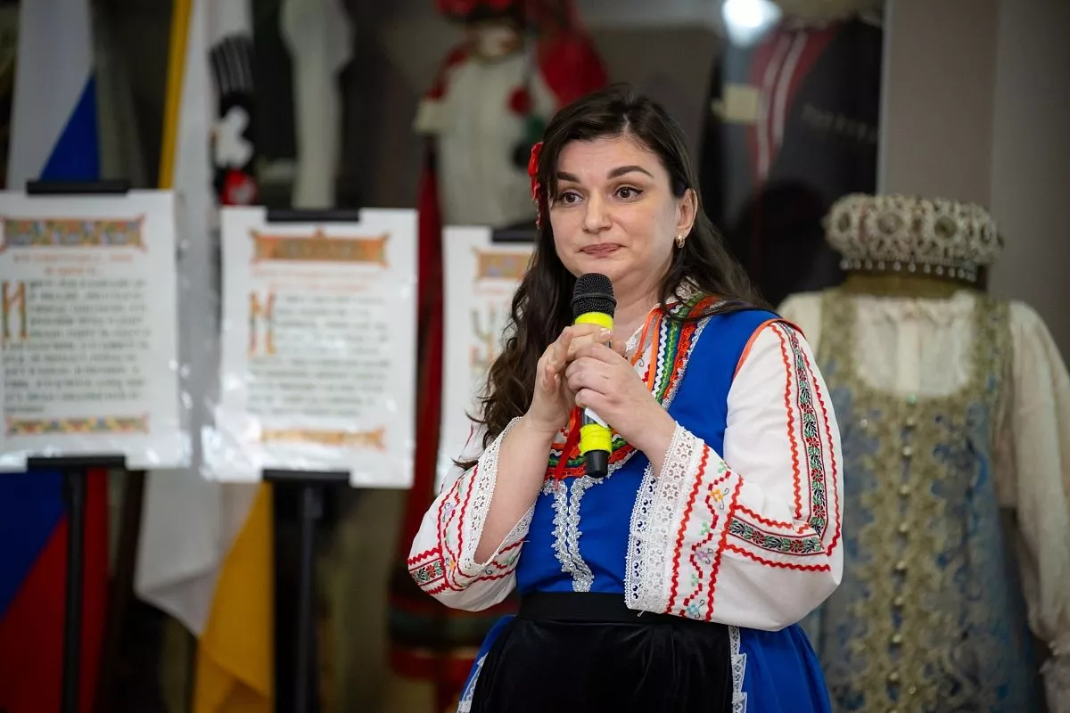 Дарья Москотова исполнила болгарскую народную песню, нежную и негромкую, похожую на колыбельную. Дарья Москотова исполнила болгарскую народную песню, нежную и негромкую, похожую на колыбельную.