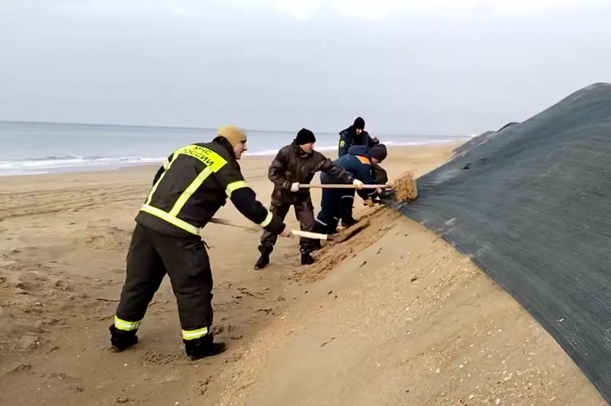 Новые выбросы мазута на пляжах Анапы и Темрюкского района не зафиксированы