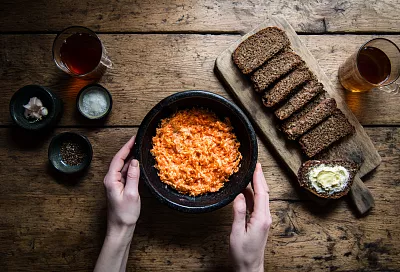 Гренки из чёрного хлеба с намазкой из сельди и корейской морковкой
