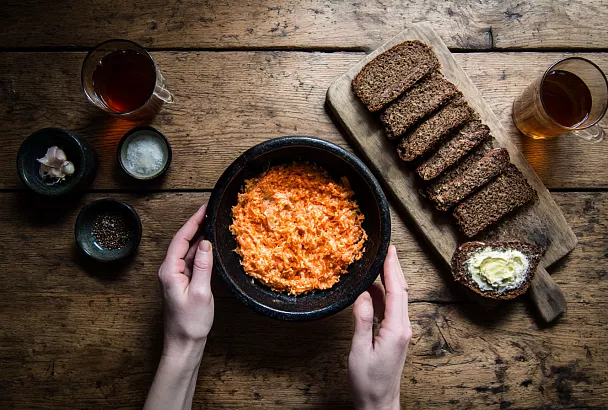 Гренки из чёрного хлеба с намазкой из сельди и корейской морковкой