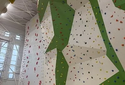 В строящемся ФОК в учхозе «Кубань» завершили монтаж скалодрома