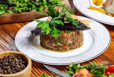 Этот овощной гости съедят первыми! Рецепт шикарного салата из запеченных овощей