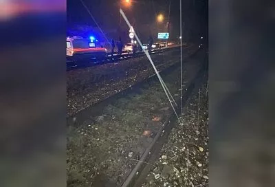 Шел в наушниках. Поезд Адлер - Симферополь насмерть сбил молодого человека