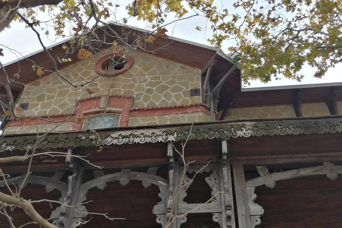 До сих пор неизвестен архитектор, построивший этот особняк на берегу Черного моря. До сих пор неизвестен архитектор, построивший этот особняк на берегу Черного моря.