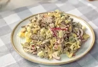 Нежный салат с куриными сердечками: всего 30 минут — и этот рецепт заставит вас сказать: «Вау, это гениально!»