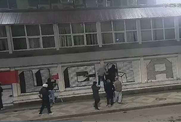 Полицейские поймали граффитиста, изуродовавшего здание в центре Краснодара