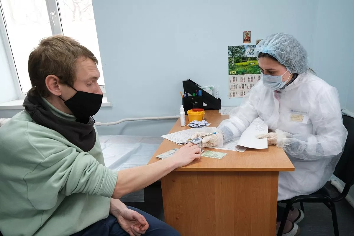 В первую очередь вакцинировали тех сотрудников газет и телеканалов, кто всегда в общении, всегда на передовой: телеоператоров, корреспондентов и фотографов. В первую очередь вакцинировали тех сотрудников газет и телеканалов, кто всегда в общении, всегда на передовой: телеоператоров, корреспондентов и фотографов.