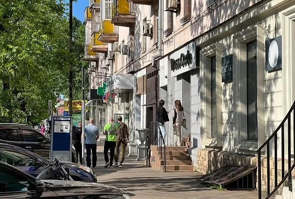 Краснодарцев с 17 сентября начнут уведомлять о необходимости замены вывесок