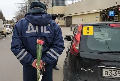 Сотрудники Госавтоинспекции поздравили автоледи с наступающим 8 Марта