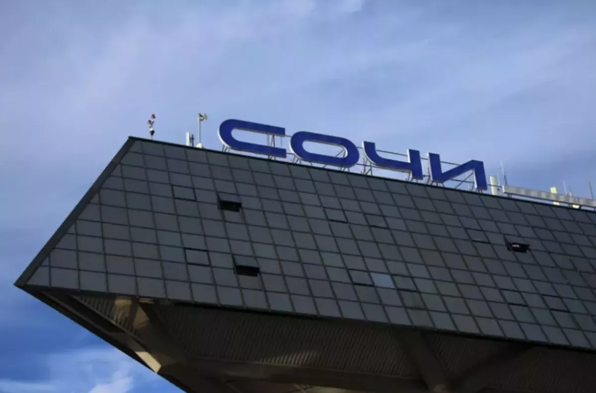 Аэропорты Сочи и Геленджика временно не обслуживают рейсы