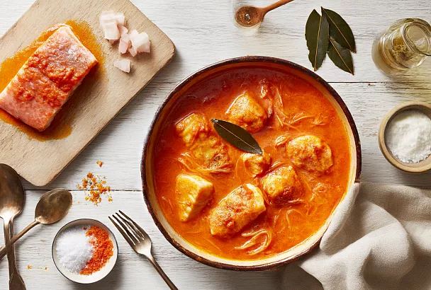 Кидаю кусочки минтая в муку и через 20 минут тушу в томате — получается рыба вкуснее красной