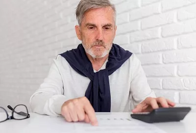 С января 2026 года пенсии работающих пенсионеров вырастут на 7,6%, а летом — ещё