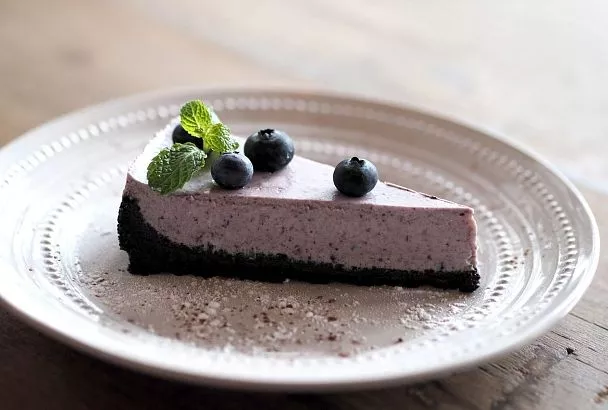 Черничный десерт, который получится у каждого: чизкейк без выпечки за 20 минут