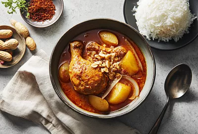 Поджариваю курицу, довожу пасту на кокосовом молоке — и масаман получается таким, что гости просят добавку