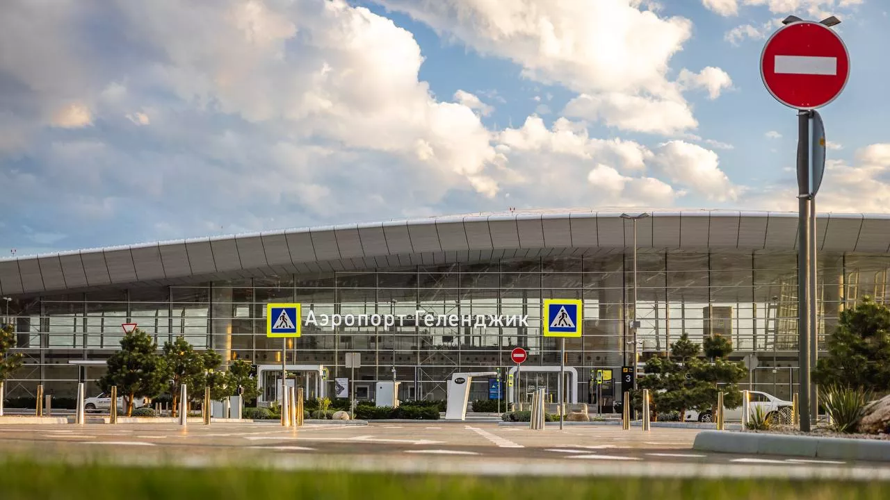 В аэропорту Геленджика сняли ограничения на прием и выпуск воздушных судов