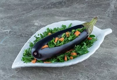 Всегда с благодарностью беру у соседей излишки их урожая баклажанов, потому муж просто обожает фаршированные «лодочки» с мясом и овощами