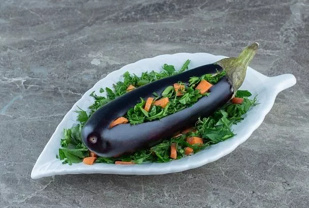 Всегда с благодарностью беру у соседей излишки их урожая баклажанов, потому муж просто обожает фаршированные «лодочки» с мясом и овощами