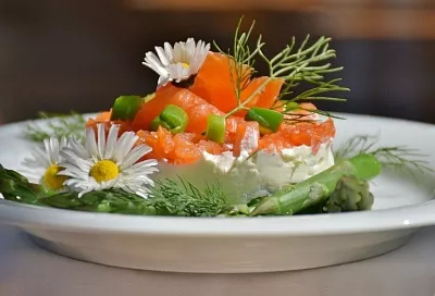 Шикарный новогодний салат с красной рыбой: рецепт попросят все гости