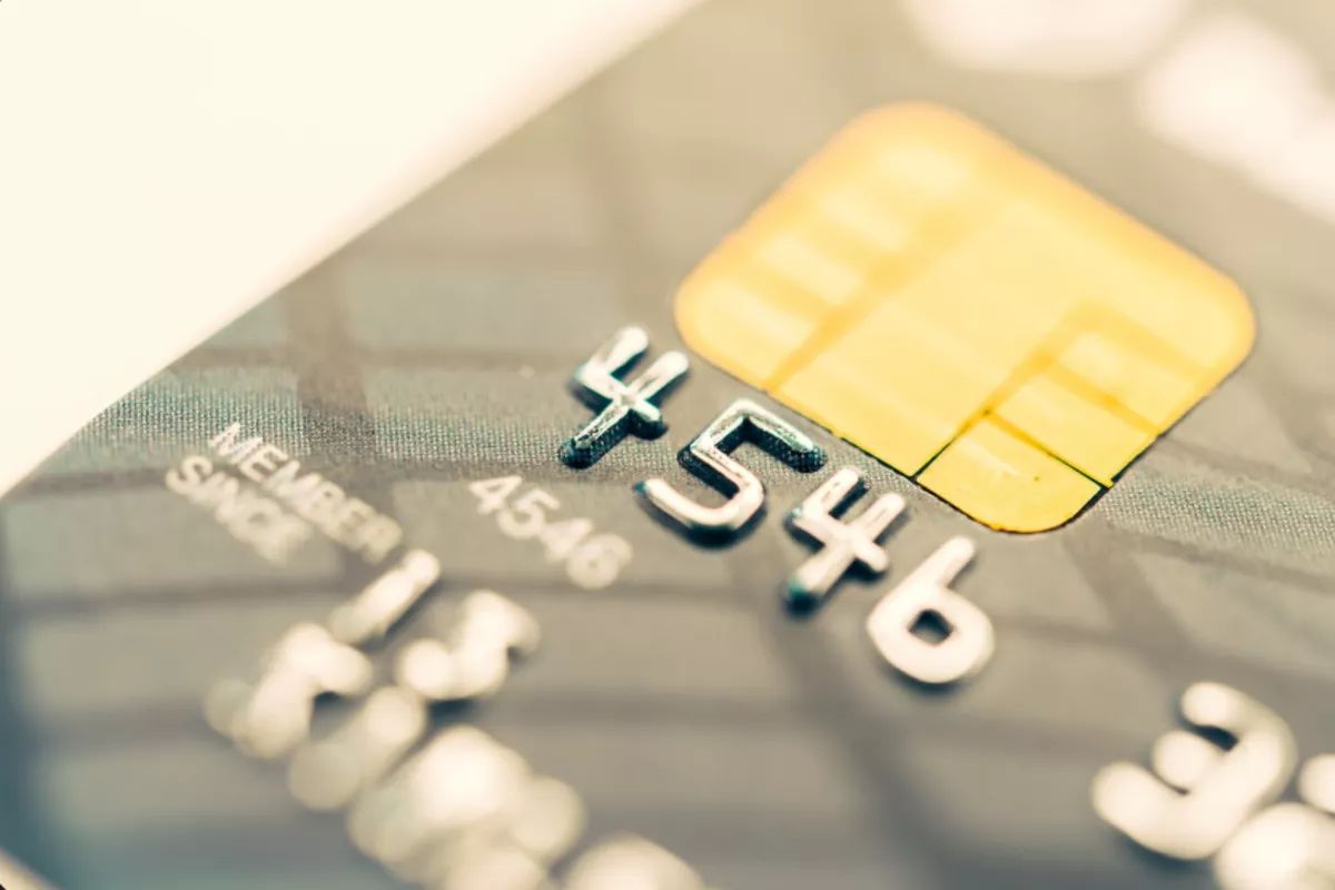 Карты уходят в тень: ЦБ зафиксировал взрывной рост оплаты по QR-кодам и биометрии