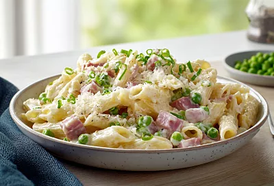 Макароны в сливочном соусе с ветчиной и горошком: готовятся за 20 минут