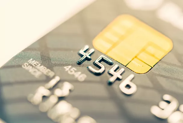 Карты уходят в тень: ЦБ зафиксировал взрывной рост оплаты по QR-кодам и биометрии