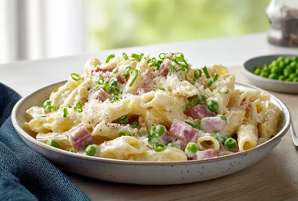Макароны в сливочном соусе с ветчиной и горошком: готовятся за 20 минут