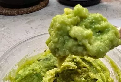 Взял 2 авокадо – 5 минут, и легкая намазка (гуакамоле) готова: так вкусно, что сразу умножайте на 5 все ингредиенты