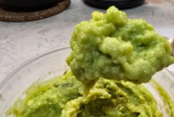 Взял 2 авокадо – 5 минут, и легкая намазка (гуакамоле) готова: так вкусно, что сразу умножайте на 5 все ингредиенты