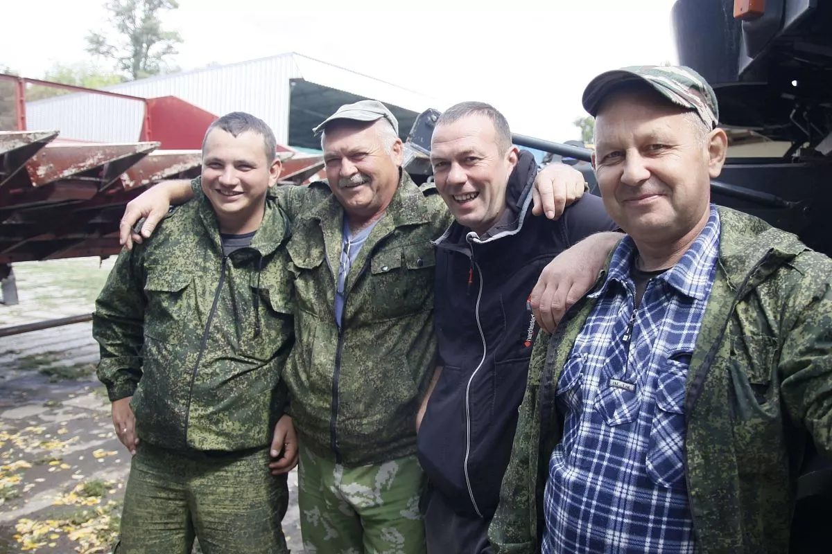 Работники хозяйства (слева на право): Юрий Белоусов, Игорь Ляшов, Андрей Панов, Сергей Гобов выполняют весь комплекс сельскохозяйственных работ Работники хозяйства (слева на право): Юрий Белоусов, Игорь Ляшов, Андрей Панов, Сергей Гобов выполняют весь комплекс сельскохозяйственных работ